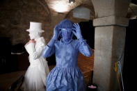 <p>A performer prepares before taking part in the carnival masked ball at Plaza Mayor square on Feb. 25, 2017 in Madrid, Spain. (Photo: Pablo Blazquez Dominguez/Getty Images) </p>