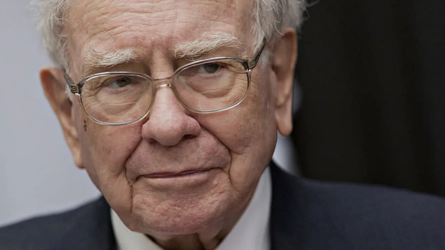 Una de las posturas notables de Buffett es su escepticismo hacia las criptomonedas