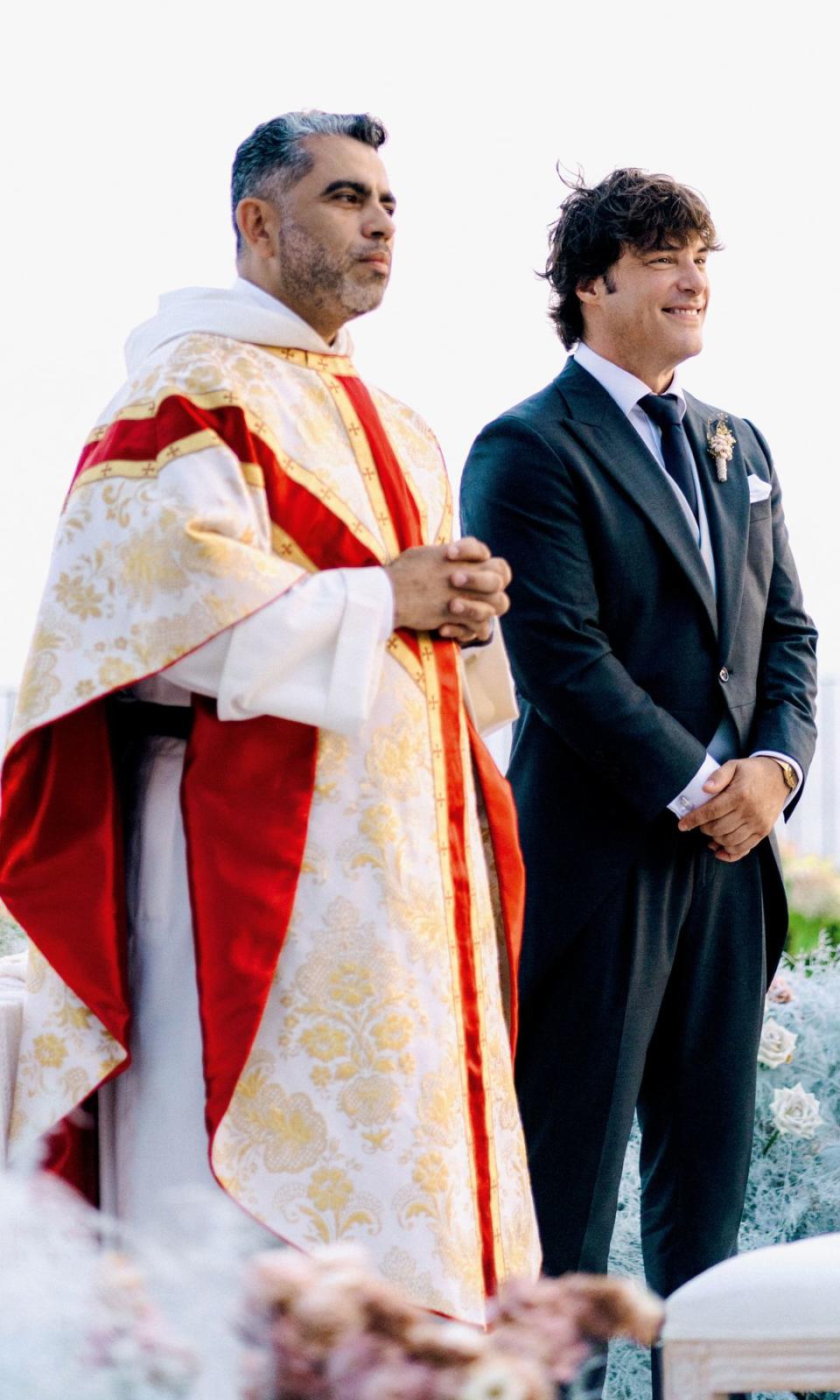 Jordi Cruz esperando en el altar