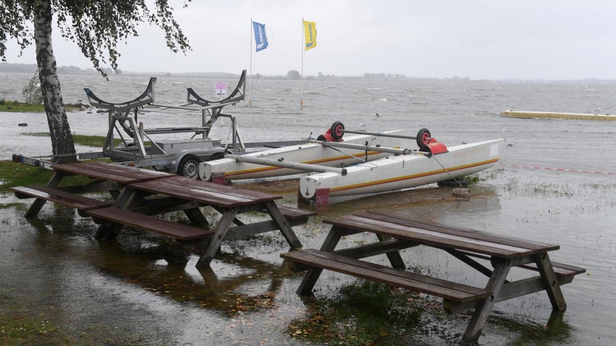 Der Greifswalder Bodden in Greifswald-Wieck im Landkreis Vorpommern-Greifswald ist über die Ufer getreten.