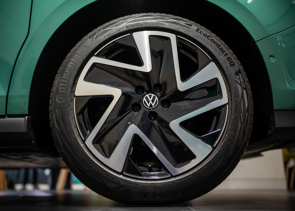 La rueda de un Volkswagen I.D. Buzz (Michael Kappeler/picture alliance via Getty Images)