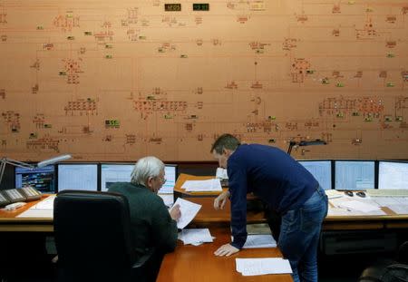 FILE PHOTO: Dispatchers are seen inside the control room of Ukraine's National power company Ukrenergo in Kiev, Ukraine, October 13, 2016. REUTERS/Valentyn Ogirenko/File Photo