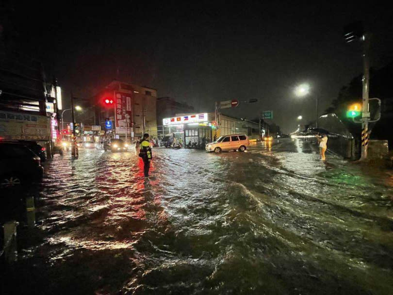 台南市永康區多處路段晚間積淹水。（圖／警方提供）