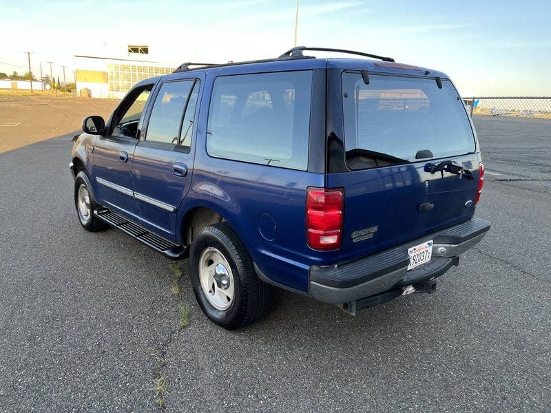 Photo: <a class="link " href="https://sacramento.craigslist.org/cto/d/sacramento-ford-expedition-4x4/7735811359.html" rel="nofollow noopener" target="_blank" data-ylk="slk:Craigslist;elm:context_link;itc:0;sec:content-canvas">Craigslist</a>