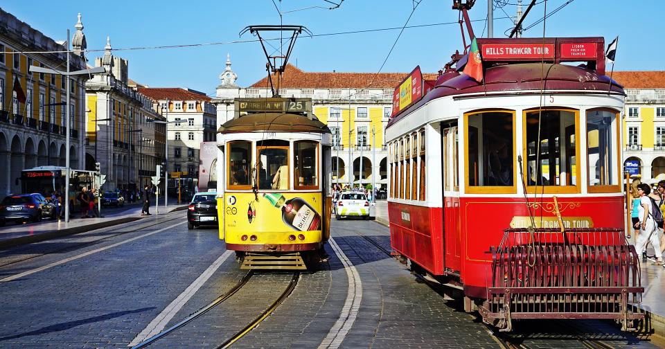 A Portugal también llegaron 1.000 ricos en 2018 (un 2% más que en el año anterior) atraídos por su clima agradable y por su tranquilidad, ya que está considerado como el tercer país más seguro del mundo según el último informe Global Peace Index. (Foto: Pixabay / <a href="http://pixabay.com/es/photos/tranvía-lisboa-portugal-de-viaje-2650096/" rel="nofollow noopener" target="_blank" data-ylk="slk:rmac8oppo;elm:context_link;itc:0;sec:content-canvas" class="link ">rmac8oppo</a>).