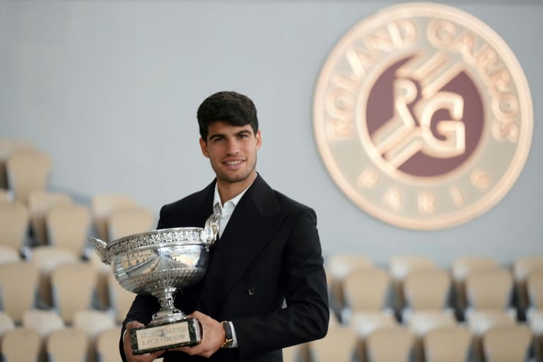 El español Carlos Alcaraz posa con el trofeo de Roland Garros conquistado un día antes, en Roland Garros, el 10 de junio de 2024 (Dimitar DILKOFF)