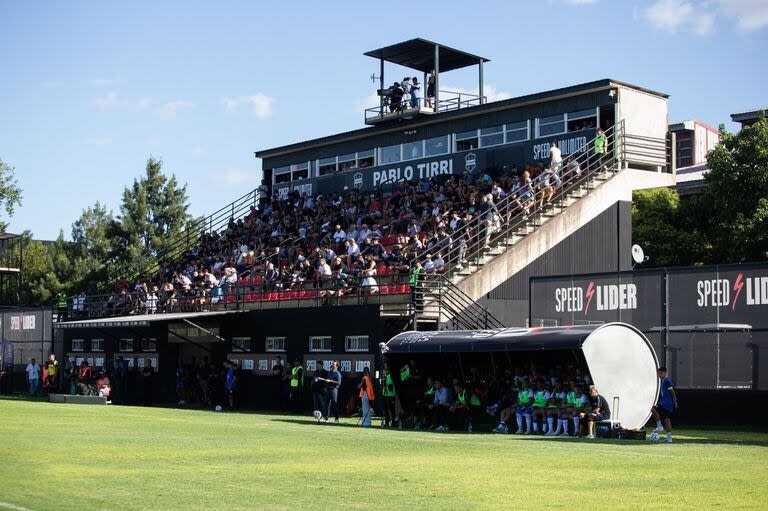 La platea principal del estadio Guillermo Laza, la cancha de Deportivo Riestra, equipo que se debuta en primera división esta temporada