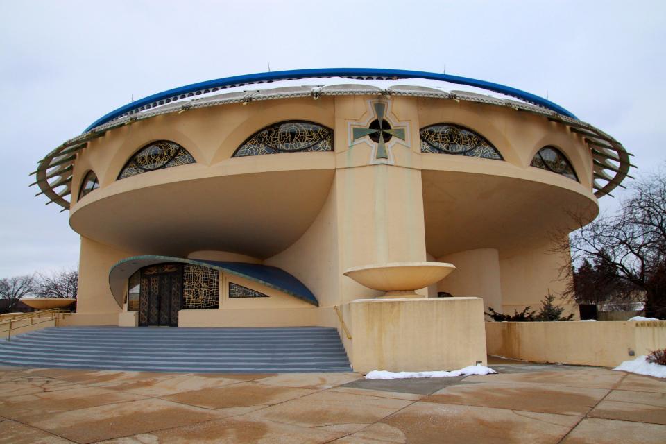 Annunciation Greek Orthodox Church (Wauwatosa, Wisconsin)
Resembling a spaceship, the Annunciation Greek Orthodox Church in suburban Milwaukee is eye-catching, with its floating bowl shape. While based on Frank Lloyd Wright’s designs, it was one of his final commission and not unveiled until two years after he died, in 1961.