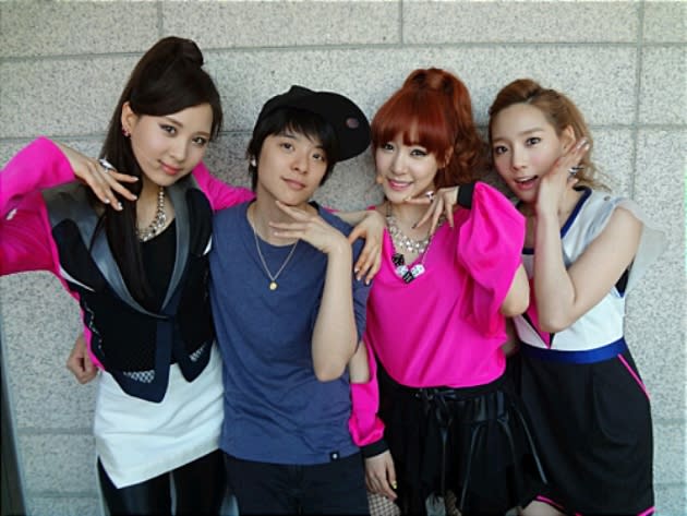 f(x)'s Amber uses "manner hand" on SNSD's Seohyun. (Screengrab of allkpop)