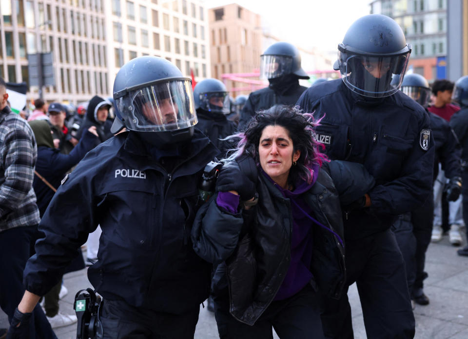 Polizisten nehmen eine Demonstrantin bei Pro-Palästinensischen Protesten in Berlin fest. (Bild: REUTERS/Christian Mang)
