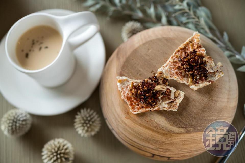 濃醇的「 大吉嶺奶茶 蛋白霜香料餅」取代常見的咖啡收尾。（2,200元套餐菜色）