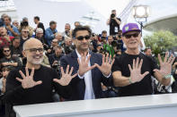 El productor Daniel Arcucci, el director Asif Kapadia y Fernando Signorini, de izquierda a derecha, posan con motivo del estreno de su documental "Diego Maradona" en el Festival de Cine de Cannes el lunes 20 de mayo del 2019 en Cannes, Francia. (Foto por Vianney Le Caer/Invision/AP)