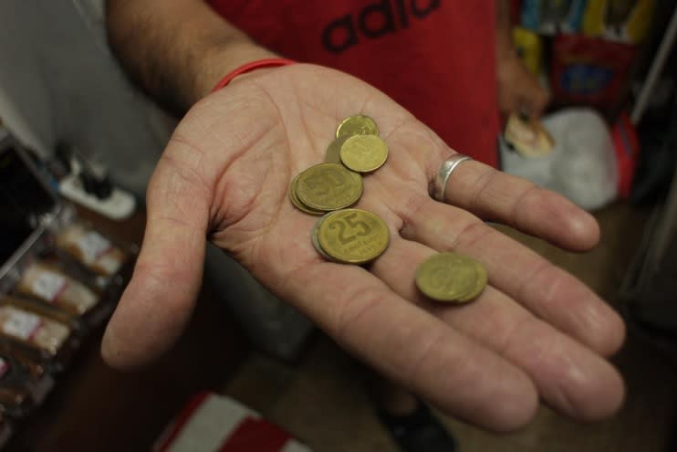 Las monedas de 25 y 50 centavos valen más por su peso en metal que por su valor nominal