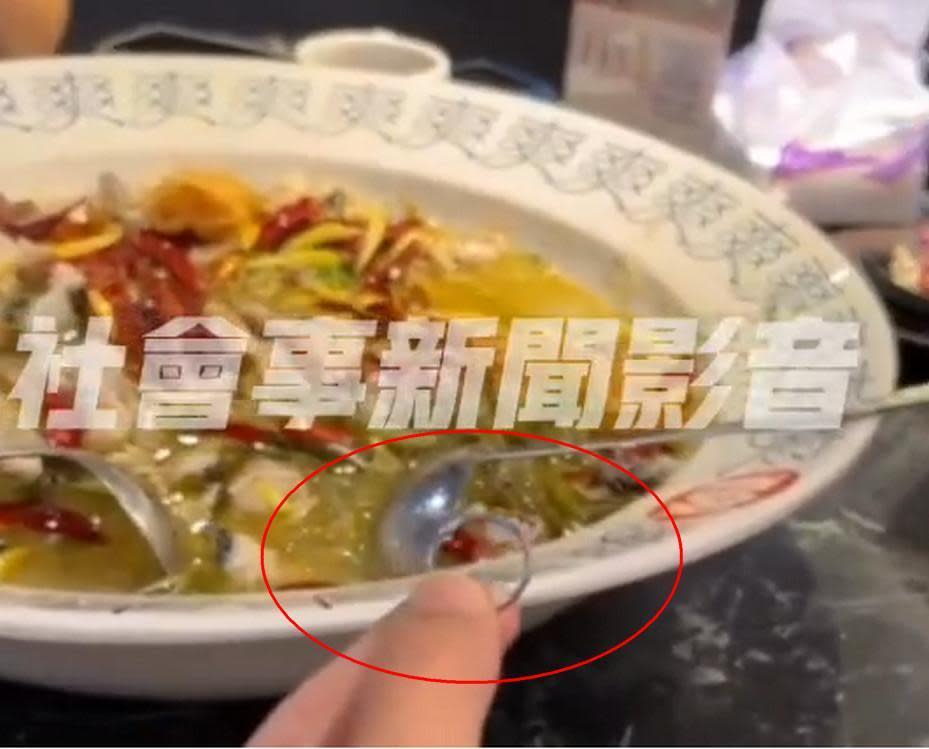 餐廳業者解釋，可能是員工在處理食材時，手上的戒指掉進食物中。（示意圖，翻攝自社會事新聞影音）