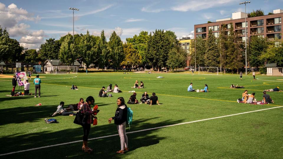 <div>People spend the afternoon in Cal Anderson Park in Seattle, Wash.</div> <strong>(David Ryder/Getty Images)</strong>