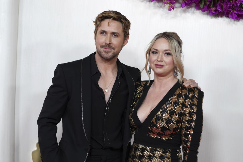 Ryan Gosling y Mandi Gosling llegan a los Oscar el domingo 10 de marzo de 2024, en el Teatro Dolby, en Los Ángeles. (Foto por Jordan Strauss/Invision/AP)