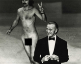 <p>En 1974, un nudiste s’est mis à courir sur la scène des Oscars. David Niven, le présentateur de la cérémonie, a heureusement gardé son calme et son humour.<br> Copyright : D.R. </p>