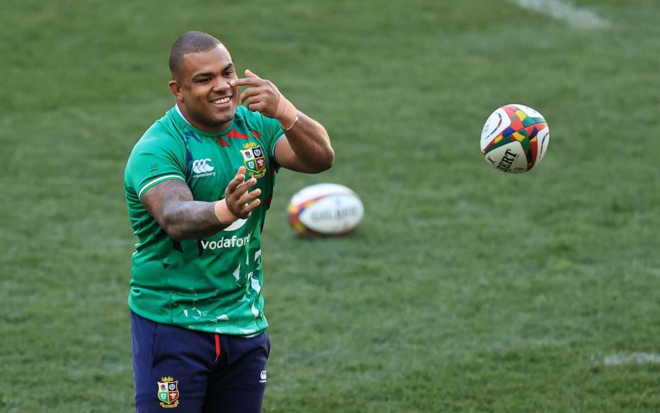 Kyle Sinckler passes the ball during the British & Irish Lions captain's run - GETTY IMAGES