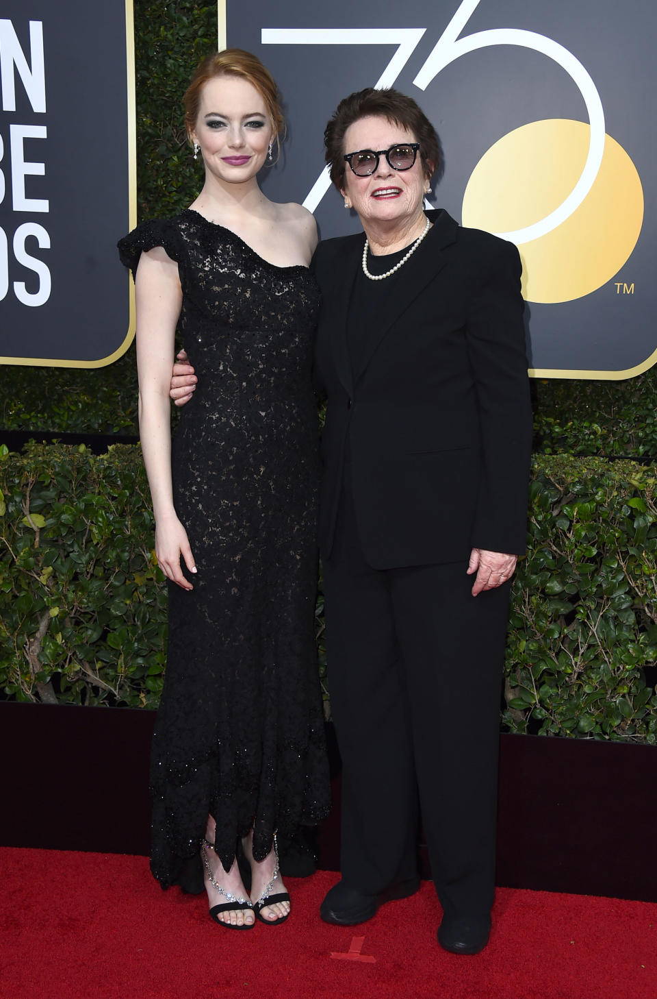 Zwei Legenden: Hollywood-Star Emma Stone kam zusammen mit Tennisikone Bilie Jean King zur Verleihung der Golden Globes. (Bild: AP Photo)