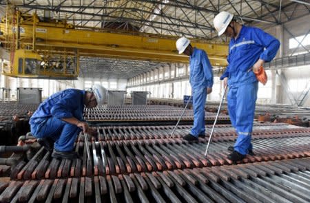 FILE PHOTO: Workers inspect the production of copper cathodes at a plant of copper smelter Jinlong Copper in Tongling, Anhui province, China August 16, 2018. Picture taken August 16, 2018. REUTERS/Stringer/File Photo