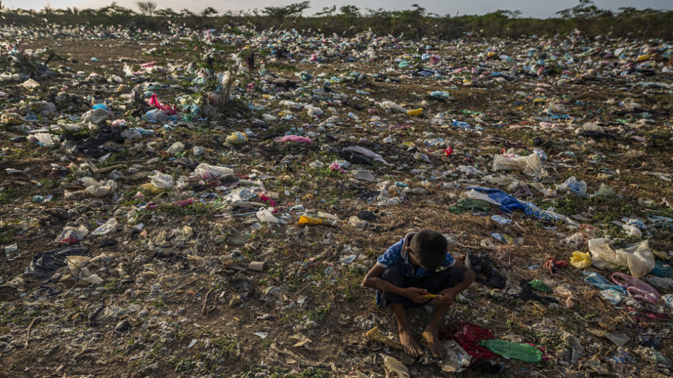 "Pero cuando lo vimos de cerca notamos que no era algodón, sino bolsas de basura que están enredadas en las cercas de un inmenso territorio", le dice a BBC Mundo. "Andamos y andamos por kilómetros y la misma imagen se repetía y se repetía".