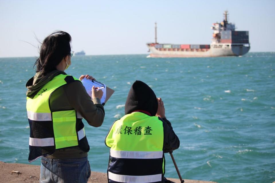 環保局針對港區內海上移動污染源「船舶」主動稽查。（新北市環保局提供）