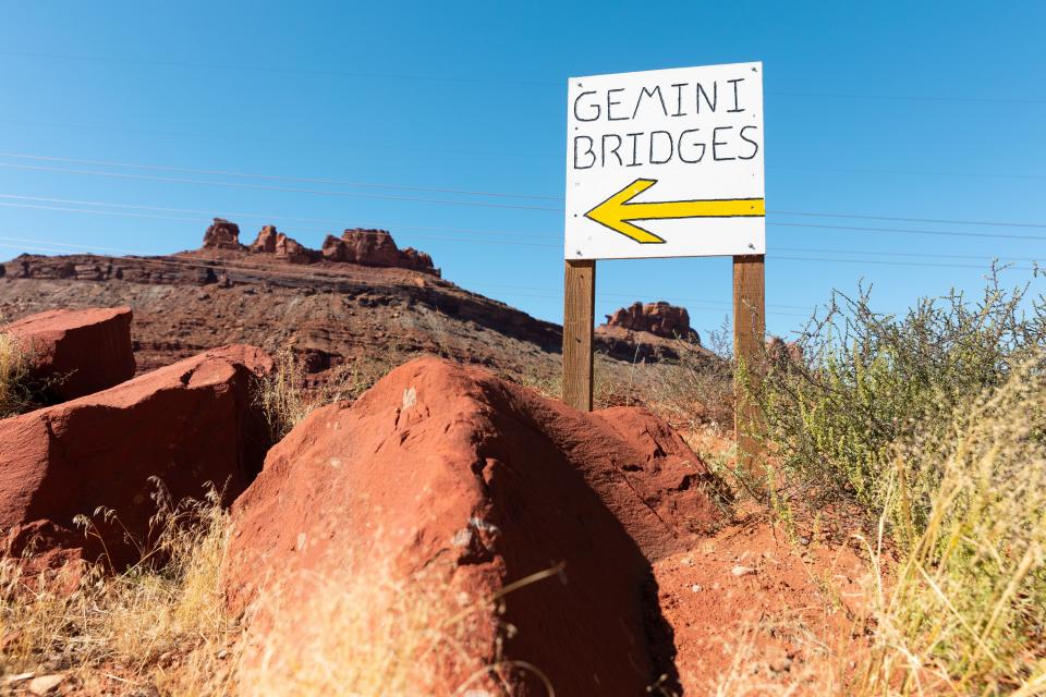 A sign points to Gemini Bridges, one of the areas that will be impacted by the Labyrinth Canyon and Gemini Bridges Travel Plan on Friday, Sept. 22, 2023. | Megan Nielsen, Deseret News