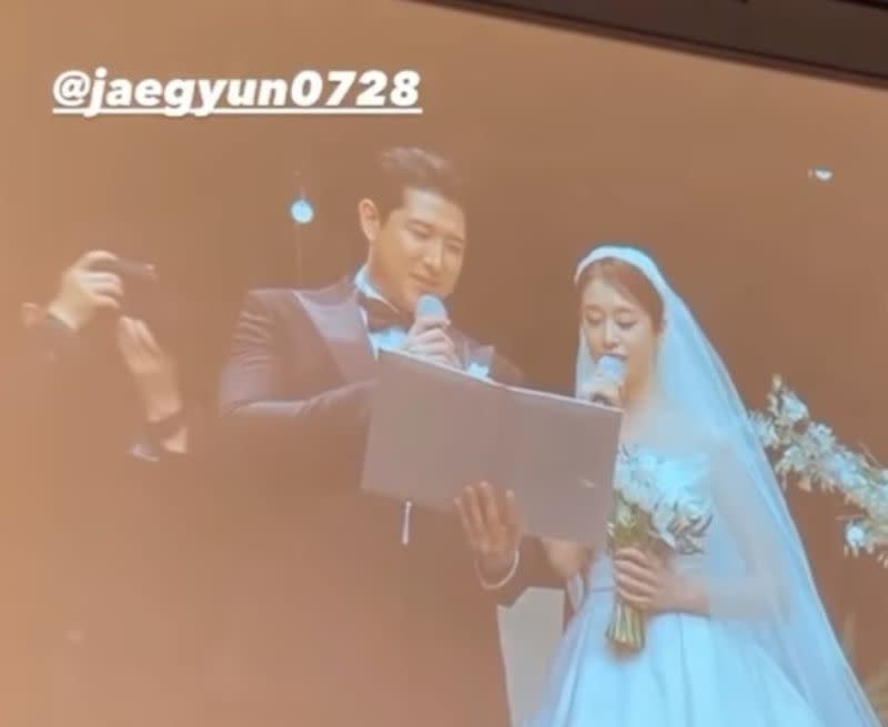 ▲芝妍和老公一起講結婚誓詞。（圖／翻攝自IG＠love.park.jiyeon）