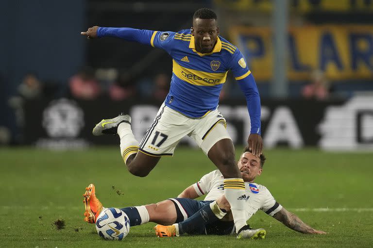 Luis Advincula es el máximo anotador de Boca en esta Libertadores