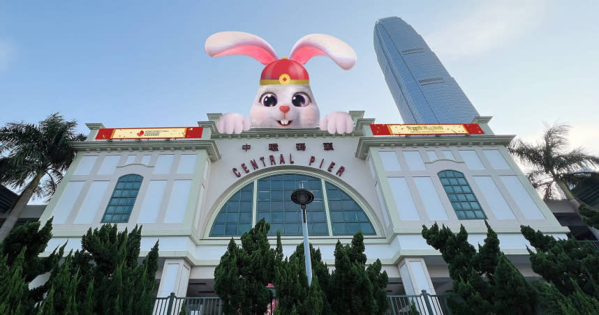 中環碼頭樓頂在新春期間將有巨型福兔現身跟大家打招呼，圖為示意圖。（圖／香港旅遊發展局提供）