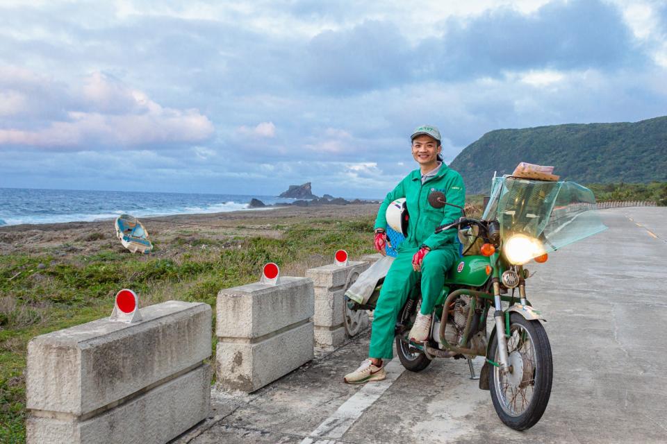 許多人都羨慕簡偉駿上班都在看海，其實他在這裡看到更多人文風景，也很喜歡自己因工作認識許多可愛的居民。寶瓶文化提供