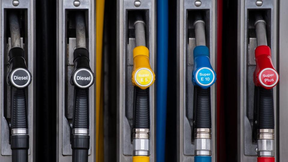 Seit Anfang 2021 ist eine Abgabe von 25 Euro je Tonne ausgestoßenem CO2 fällig, das beim Verbrennen von Diesel, Benzin, Heizöl und Erdgas entsteht - das lässt die Preise fürs Heizen und Tanken nach oben klettern.