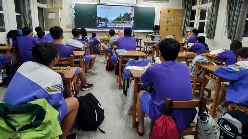 學生因積水阻斷道路無法回家夜宿校園。（圖／翻攝畫面）