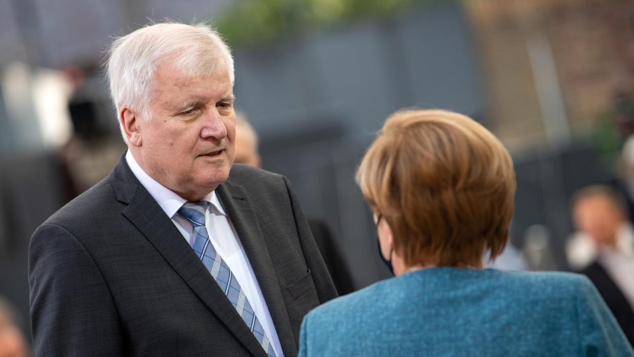 Bundeskanzlerin Angela Merkel und Horst Seehofer, Bundesminister für Inneres, Heimat und Bau, unterhalten sich beim Festakt zum 70-jährigen Bestehen des Zentralrats der Juden. Merkel und Seehofer sind sich nach Angaben Seehofers im Flüchtlingskompromiss schnell einig gewesen.