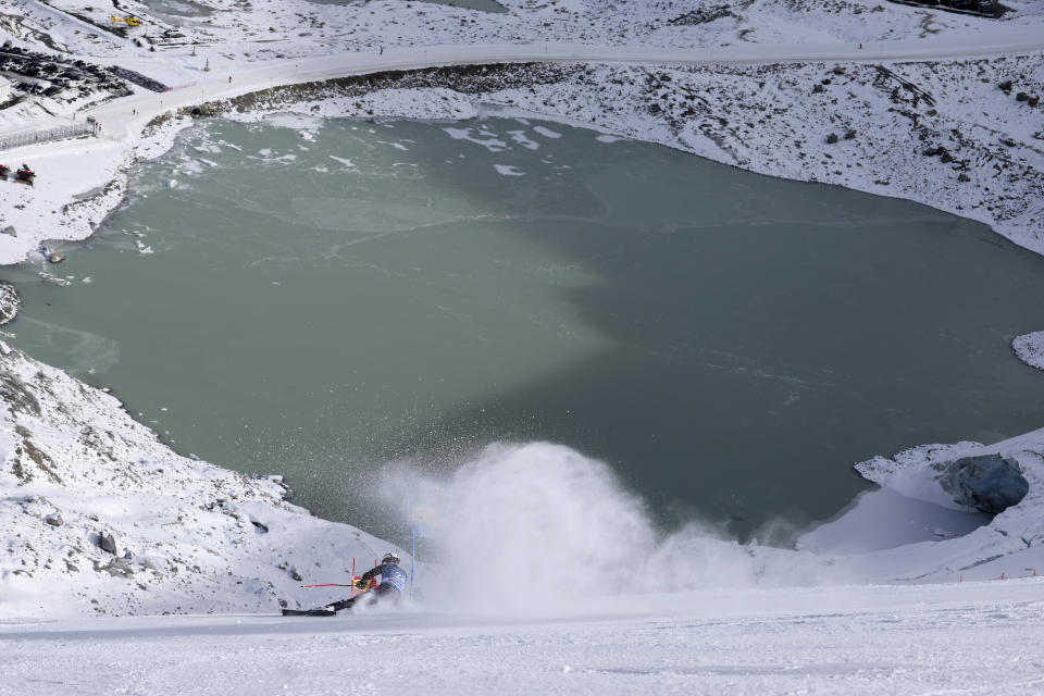 United States' Tommy Ford speeds down the course during the first run of an alpine ski, men's World Cup giant slalom race, in Soelden, Austria, Sunday, Oct. 29, 2023. In the background the Rettenbach glacier. (AP Photo/Alessandro Trovati)