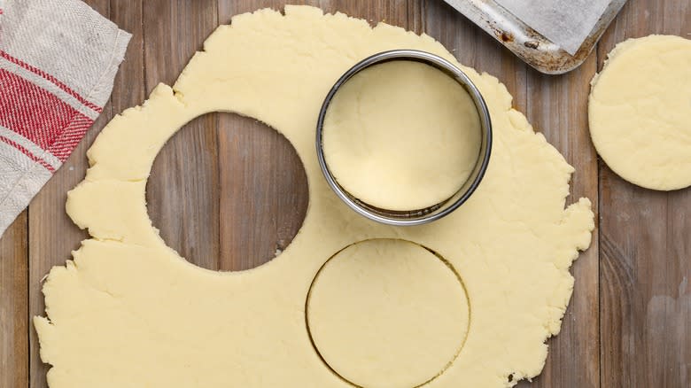 Cutting shortbread cookies