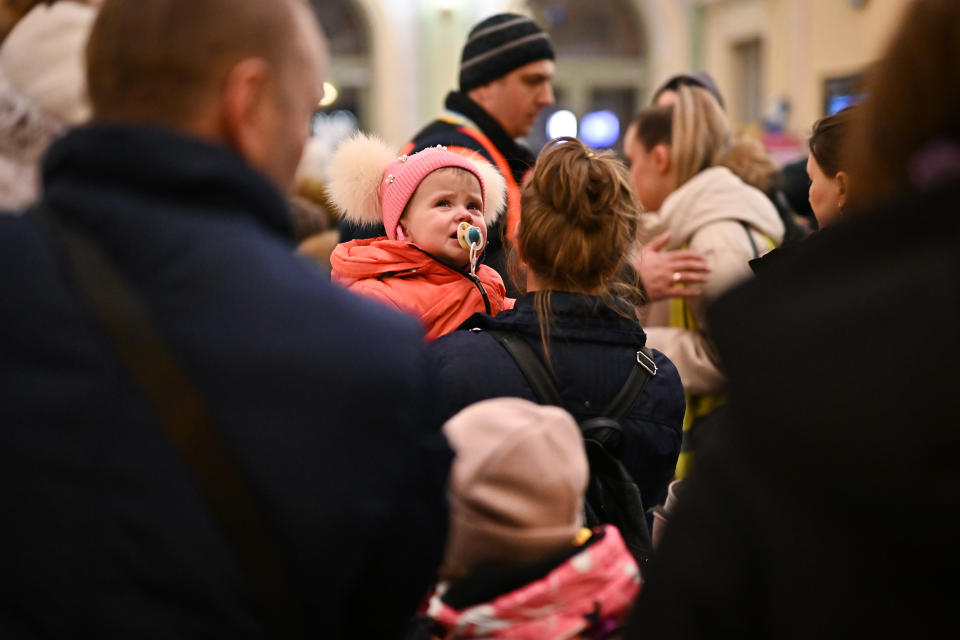 Menschen müssen vor dem russischen Angriffskrieg in der Ukraine fliehen und erreichen Polen. (Bild: Jeff J Mitchell/Getty Images)