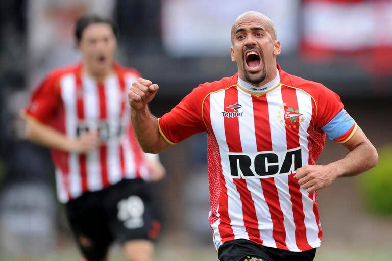 Juan Sebastián Verón, festejo del gol de Estudiantes con la cinta de capitán del Pincha