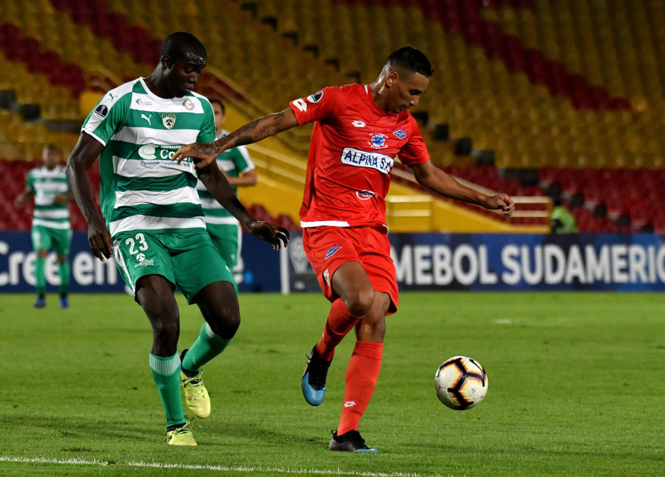 BOGOTA, COLOMBIA - APRIL 16: Danilo Arboleda of La Equidad and Bendrix Parra of Independiente FBC battle for the ball during a match between La Equidad and Independiente FBC as part of the first stage of Copa CONMEBOL Sudamericana 2019 at Estadio El Campin on April 16, 2019 in Bogota, Colombia. (Photo by Luis Ramirez/Getty Images)