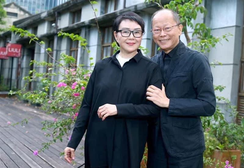 金馬獎導演張毅與愛妻楊惠姍攜手相伴了40年。（圖／翻攝自琉璃工房臉書）