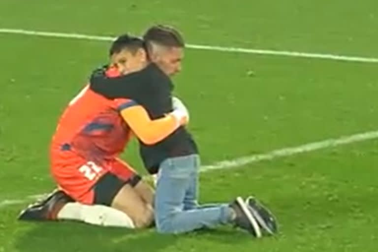 Tras el final de Defensa 0-1 Boca en la #LigaProfesional, un pequeño invadió el campo de juego ¡para consolar a Ezequiel Unsain. Captura de video
