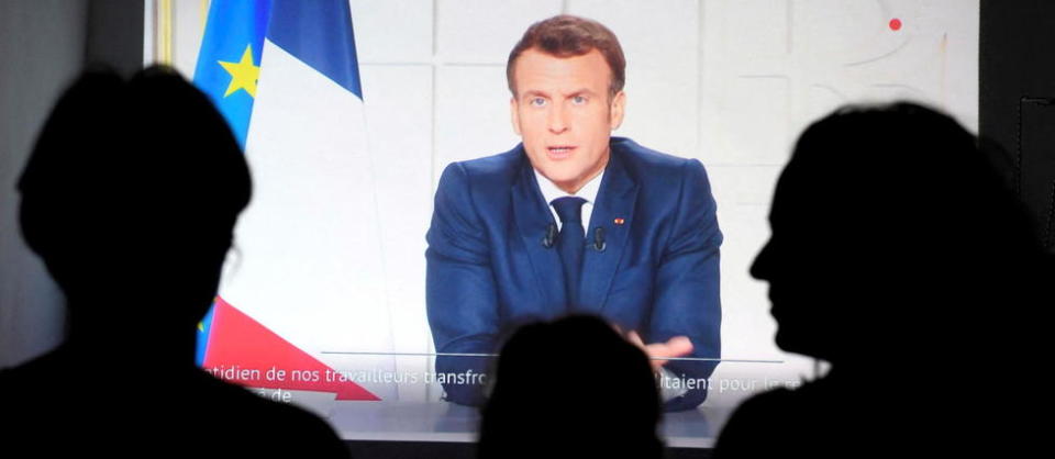 « Comme depuis un an, l'accompagnement économique et social sera au rendez-vous », a affirmé Emmanuel Macron en annonçant le prolongement des dispositifs d'aide.
