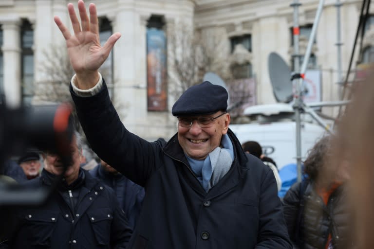Alejo Vidal-Quadras, antiguo líder en Cataluña de Vox y uno de los fundadores del partido español de extrema derecha, saluda durante una manifestación del Foro Libertad y Alternativa contra la ley de amnistía, el 9 de marzo de 2024 en Madrid (Pierre-Philippe Marcou)