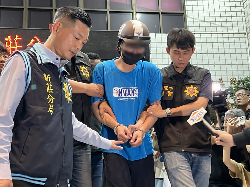 受監護處分人脫逃落網  服裝打扮已變 簡姓男子（中）因殺人未遂判刑確定受監護處分，日 前從基隆某醫院脫逃，一路搭乘大眾運輸工具逃竄至 雙北地區，22日晚間在新北市新莊區落網，簡男服飾 已從警方監視器畫面呈現的白上衣與格子襯衫變成了 藍色T恤。 中央社記者楊侃儒攝  113年5月22日 