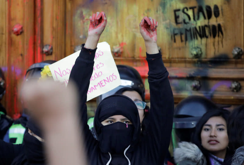 Foto del viernes de una manifestante con sus manos pintadas de rojo en una protesta en la Ciudad de México