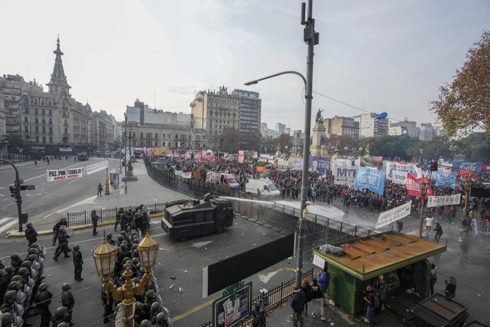 En esta imagen de archivo, la policía dispersa a manifestantes antigubernamentales con cañones de agua en el exterior del Congreso, donde los legisladores debaten una reforma con medidas de austeridad propuesta por el presidente de Argentina, Javier Milei, en Buenos Aires, Argentina, el 12 de junio de 2024. Milei eliminó los controles de precios y recortó drásticamente las subvenciones, lo que disparó los precios en un país que ya tenía una de las tasas de inflación más altas del mundo. (AP Foto/Natacha Pisarenko, archivo)