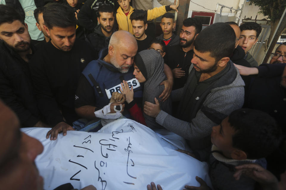 El reportero de Al Jazeera Wael Dahdouh sostiene la mano de su hijo Hamza, que también trabajaba para el medio y murió en un ataque aéreo israelí en Rafah, en el sur de la Franja de Gaza, el 7 de enero de 2024. (AP Foto/Hatem Ali)