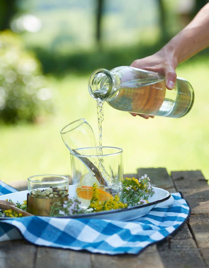 <p>La présence de miel et de vanille adoucissent parfaitement cette eau détox.</p><p>Découvrir la recette de l'<a href="https://www.elle.fr/Elle-a-Table/Recettes-de-cuisine/Eau-detox-citron-lavande-vanille-3692906" rel="nofollow noopener" target="_blank" data-ylk="slk:Eau détox citron, lavande, vanille;elm:context_link;itc:0;sec:content-canvas" class="link ">Eau détox citron, lavande, vanille</a></p><br><br><a href="https://www.elle.fr/Elle-a-Table/Cuisine-minceur/eau-detox#xtor=AL-541" rel="nofollow noopener" target="_blank" data-ylk="slk:Voir la suite des photos sur ELLE.fr;elm:context_link;itc:0;sec:content-canvas" class="link ">Voir la suite des photos sur ELLE.fr</a><br><h3> A lire aussi </h3><ul><li><a href="https://www.elle.fr/Elle-a-Table/Les-dossiers-de-la-redaction/News-de-la-redaction/Recette-citronnade-maison-4037230#xtor=AL-541" rel="nofollow noopener" target="_blank" data-ylk="slk:Une citronnade maison pour vous rafraîchir, ça vous tente ?;elm:context_link;itc:0;sec:content-canvas" class="link ">Une citronnade maison pour vous rafraîchir, ça vous tente ?</a></li><li><a href="https://www.elle.fr/Elle-a-Table/Les-dossiers-de-la-redaction/Dossier-de-la-redac/Recettes-boissons-sans-sucre#xtor=AL-541" rel="nofollow noopener" target="_blank" data-ylk="slk:10 boissons sans sucre ajouté pour se désaltérer tout l'été;elm:context_link;itc:0;sec:content-canvas" class="link ">10 boissons sans sucre ajouté pour se désaltérer tout l'été</a></li><li><a href="https://www.elle.fr/Elle-a-Table/Les-dossiers-de-la-redaction/Dossier-de-la-redac/Recette-the-glace-maison#xtor=AL-541" rel="nofollow noopener" target="_blank" data-ylk="slk:12 recettes de thés glacés maison pour se rafraîchir sainement;elm:context_link;itc:0;sec:content-canvas" class="link ">12 recettes de thés glacés maison pour se rafraîchir sainement</a></li><li><a href="https://www.elle.fr/Elle-a-Table/Cuisine-minceur/jus-de-citron-2955940#xtor=AL-541" rel="nofollow noopener" target="_blank" data-ylk="slk:Le mélange eau / jus de citron fait-il maigrir ?;elm:context_link;itc:0;sec:content-canvas" class="link ">Le mélange eau / jus de citron fait-il maigrir ?</a></li><li><a href="https://www.elle.fr/Astro/Horoscope/Quotidien#xtor=AL-541" rel="nofollow noopener" target="_blank" data-ylk="slk:Consultez votre horoscope sur ELLE;elm:context_link;itc:0;sec:content-canvas" class="link ">Consultez votre horoscope sur ELLE</a></li></ul>