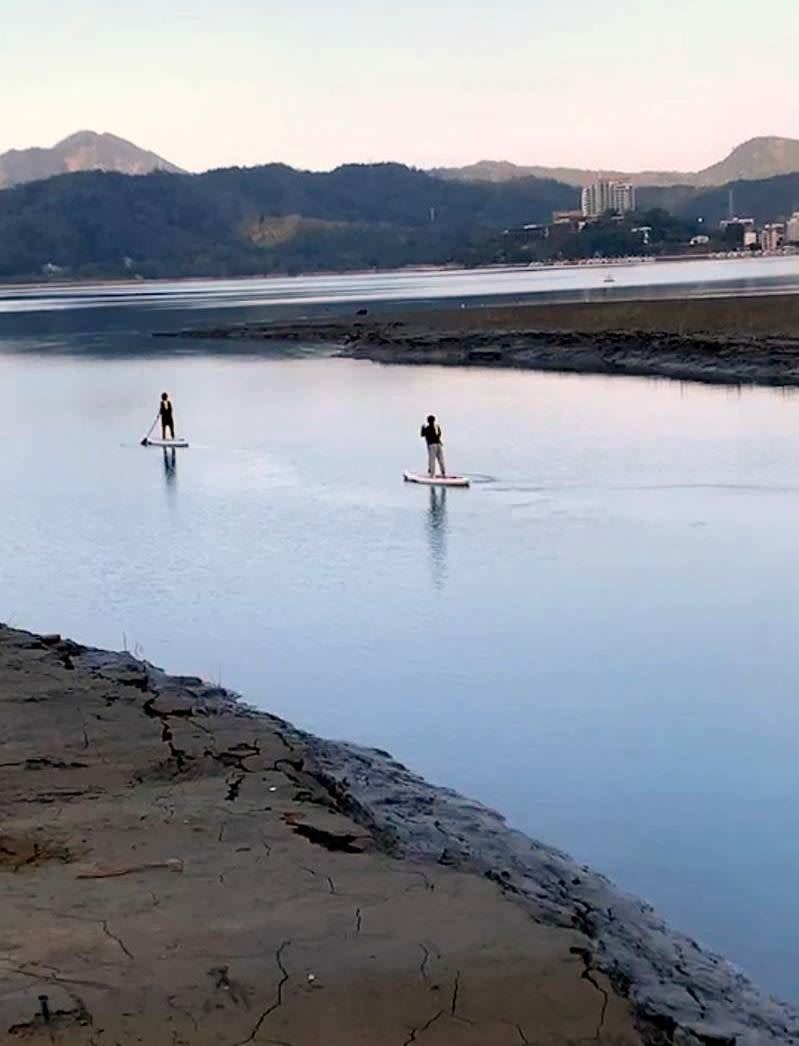 有SUP立槳玩家被檢舉擅闖日月潭九蛙疊像水域，甚至有人連救生衣都沒穿，日管處今後將不定期稽查，違者將開罰20萬。（圖／翻攝畫面）