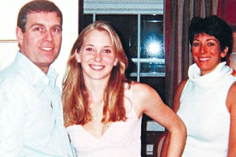 El príncipe Andrés junto a Virginia Roberts Giuffre, una de las víctimas de la red de tráfico sexual de Jeffrey Epstein, y a Ghislaine Maxwell, condenada por los crímenes que llevaron a Epstein a la cárcel
